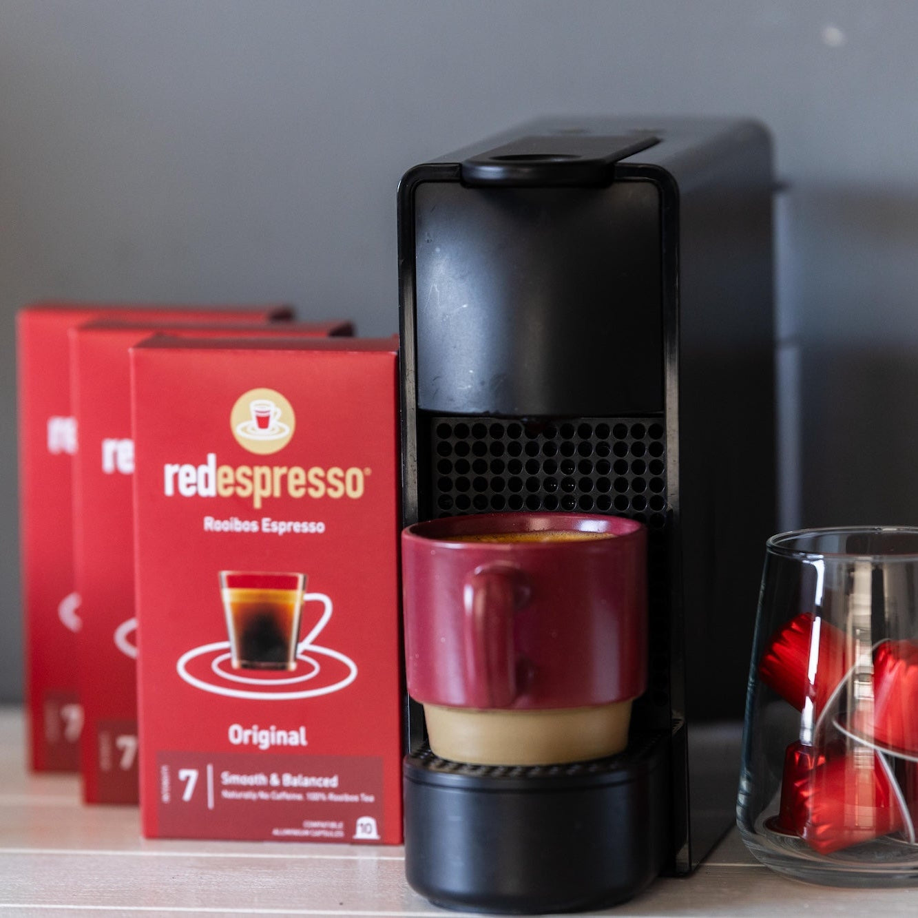 Redespresso Kapseln für Nespresso Maschine and Rooibos Espresso Kapseln auf einem Tisch mit schönem Ambiente.