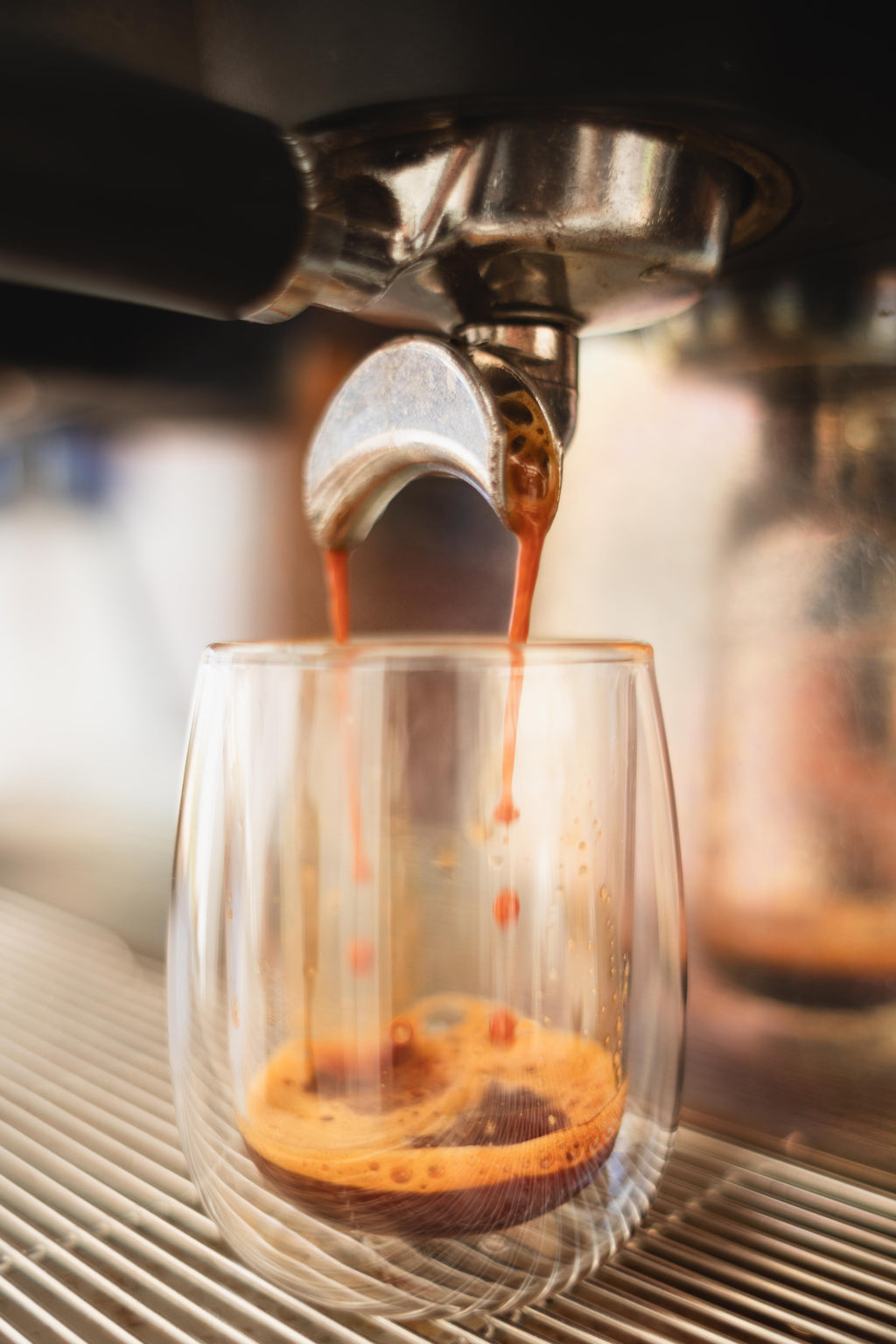 Rooibos Espresso Shot aus Siebträgermaschine mit doppeltem Siebträger - RCP-Basket / Siebträgerkorb - organgefarbene Crema