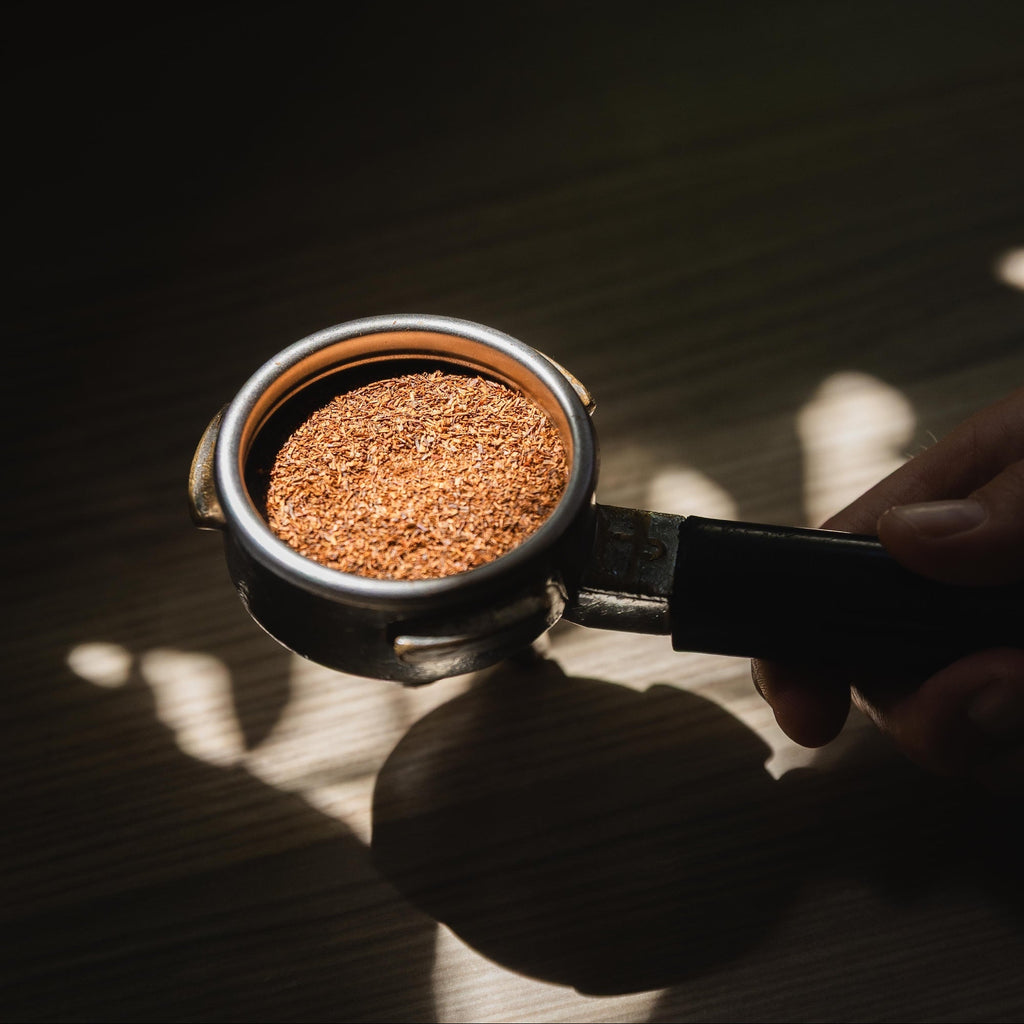 RCP Siebträgerkorb mit Rooibos Espresso - Siebträger in Sonne über Holztisch